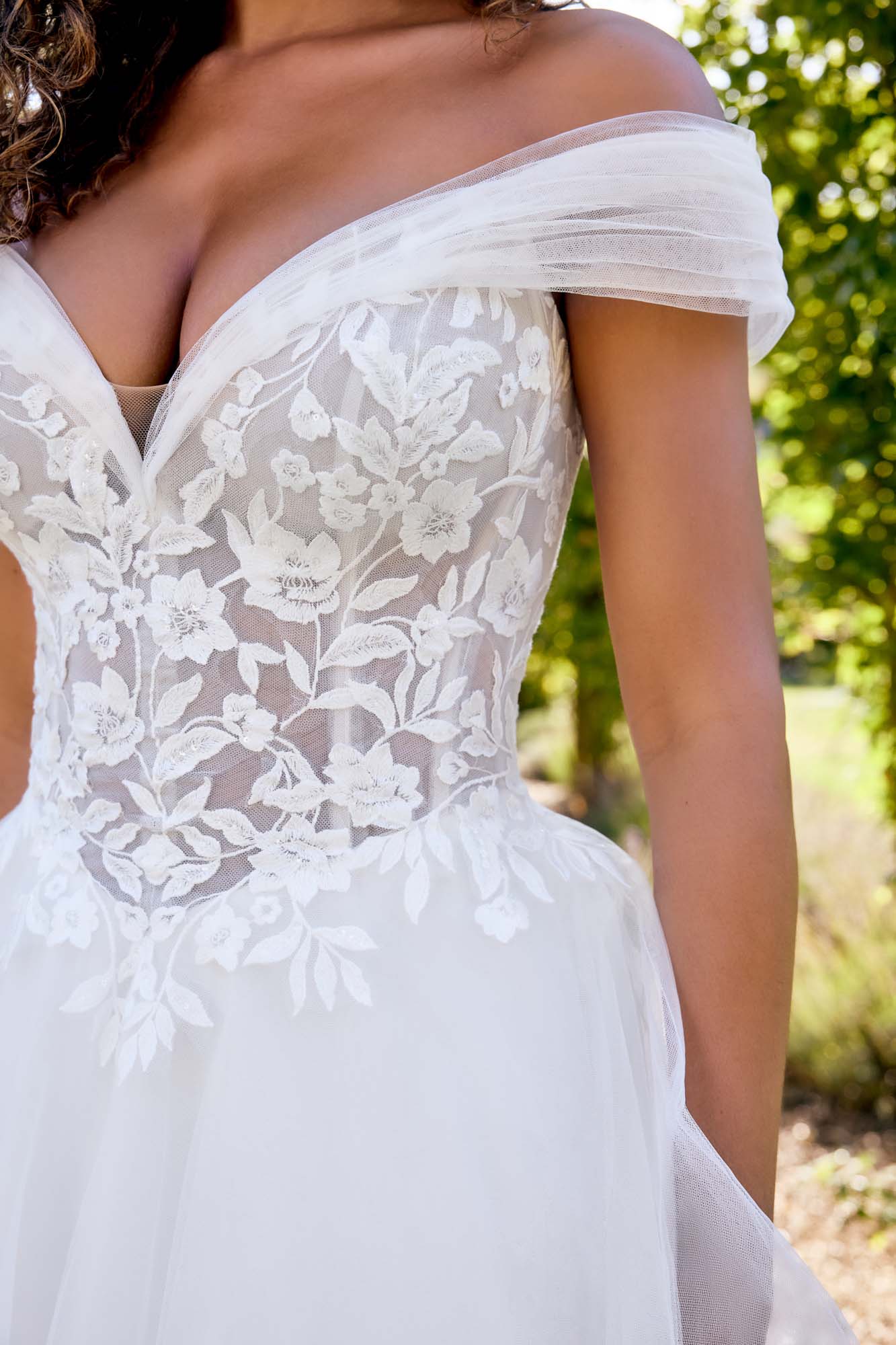 Justin Alexander Off-Shoulder Lace allgown 20087